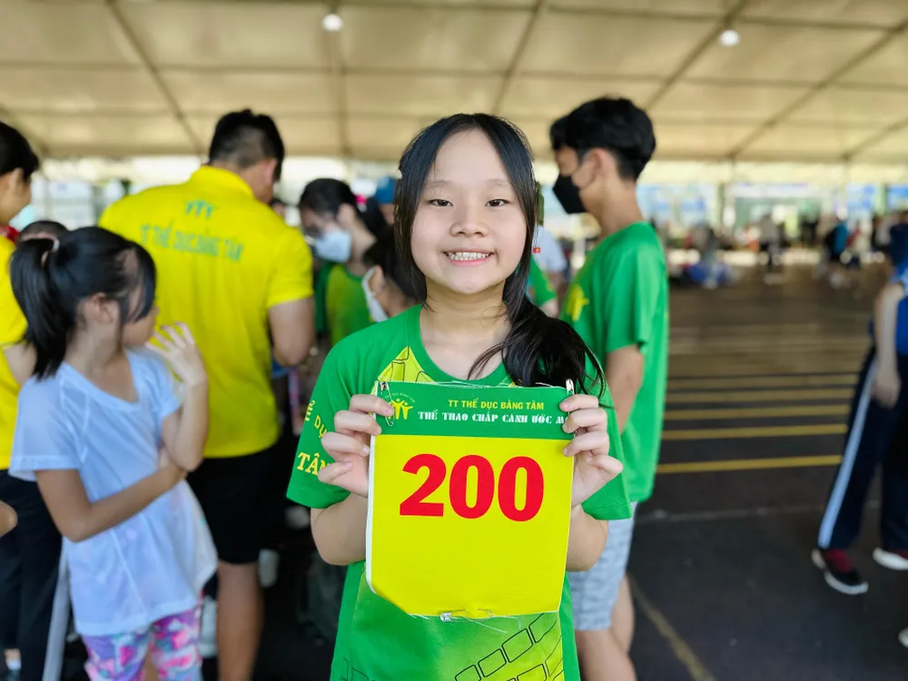 Em Phạm Ngọc Phương Chi, học sinh lớp 7 trường THCS Hoàng Hoa Thám, quận Tân Bình, TP.HCM chia sẻ bản thân rất vui khi được tham gia cuộc thi này, góp phần giúp các bạn khuyết tật tự tin và hòa nhập với cộng động. Ảnh: HUỲNH THƠ