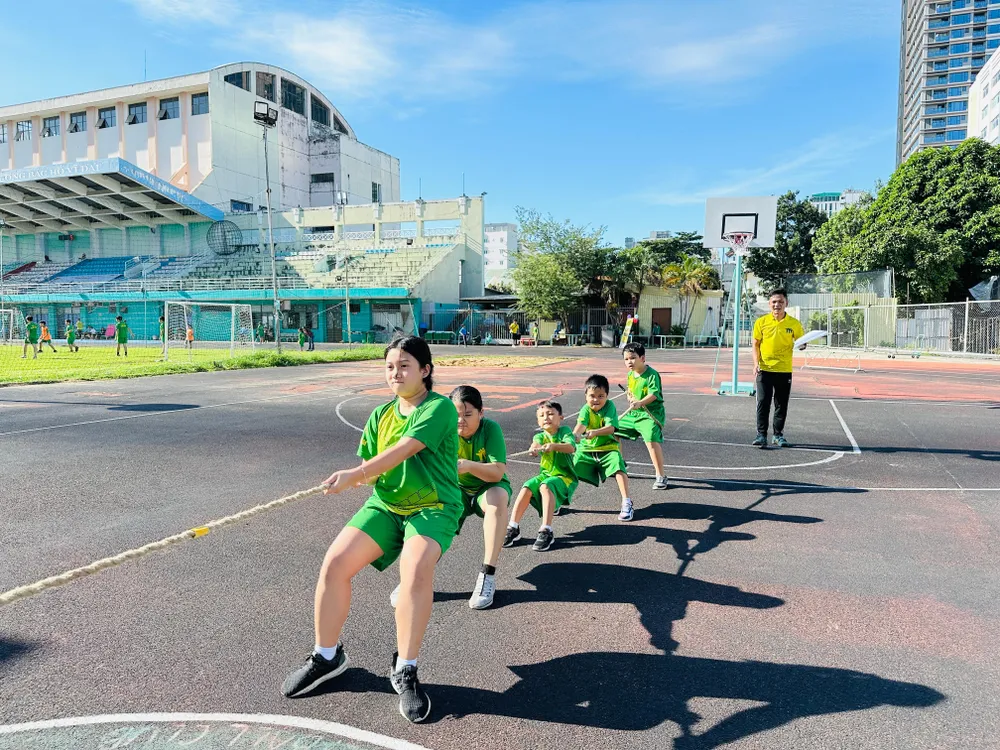 Học viên của Trung tâm thể dục Bằng Tâm dự thi môn kéo co. Ảnh: HUỲNH THƠ