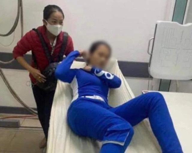 Nữ nhân viên phục vụ sân golf tại bệnh viện Đa khoa Đà Nẵng. Ảnh: FB