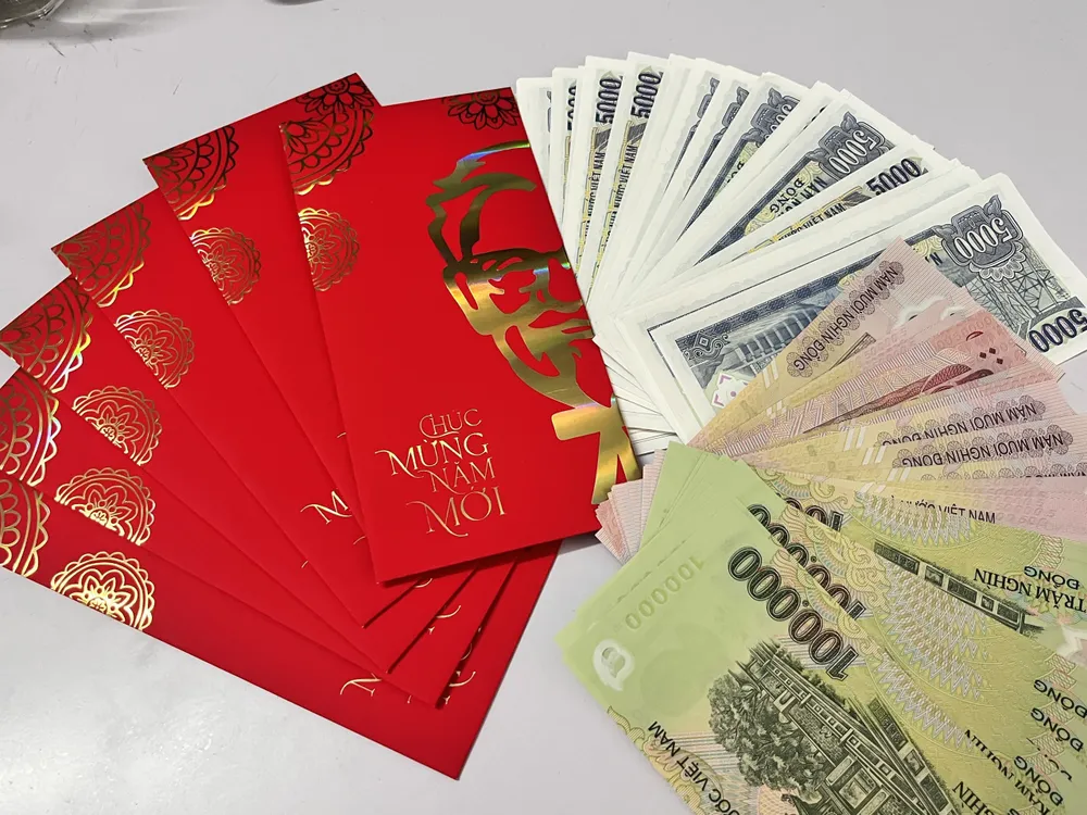 Theo lệ tiền sẽ được bỏ vào bao đỏ, vàng để thể hiện tài lộc, may mắn. Ảnh: HUỲNH THƠ Theo lệ tiền sẽ được bỏ vào bao đỏ, vàng để thể hiện tài lộc, may mắn. Ảnh: HUỲNH THƠ