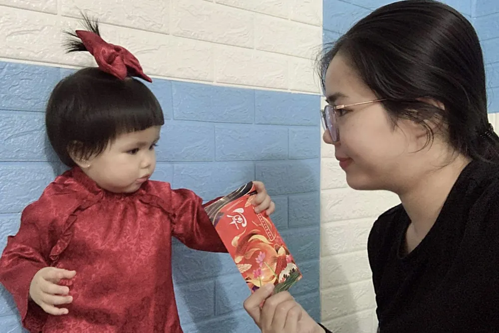 &quot;Theo gia đình tôi, lì xì là cách mình thể hiện tình cảm với những người xung quanh, không chỉ trẻ con mà ngay cả người lớn tuổi cũng sẽ hạnh phúc khi được nhận lì xì. Người được lì xì sẽ cảm nhận được sự yêu thương còn người lì xì sẽ hạnh phúc vì cảm thấy đã làm được một điều gì đó cho những người thân yêu&quot;, chị Bảo Trân chia sẻ.
