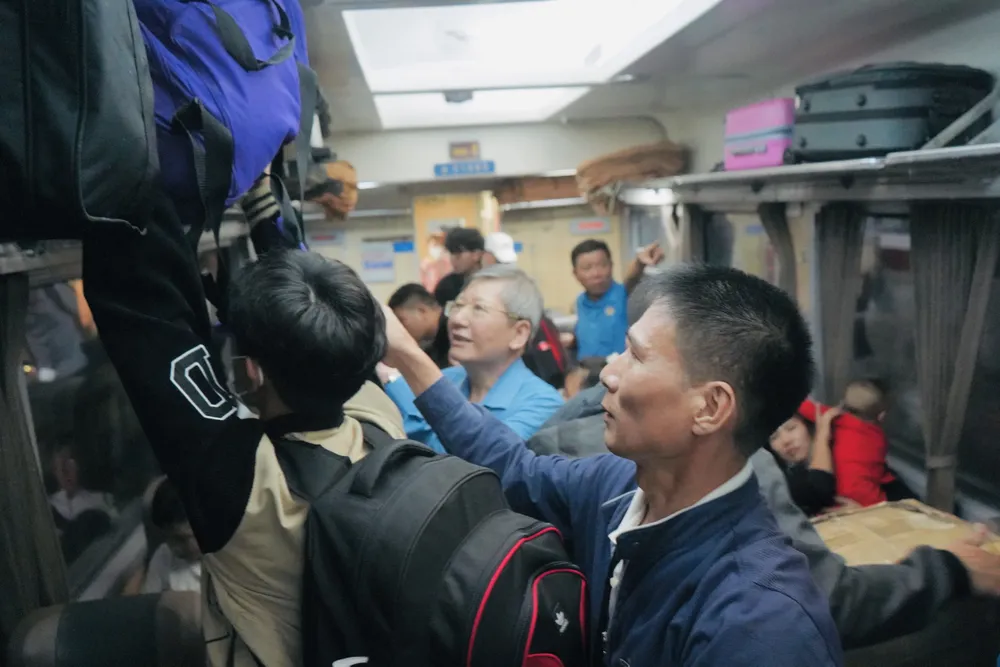 Với họ đây không chỉ là &quot;Chuyến tàu mùa Xuân&quot; mà còn là chuyến tàu mang yêu thương về với gia đình. Ảnh: HUỲNH THƠ