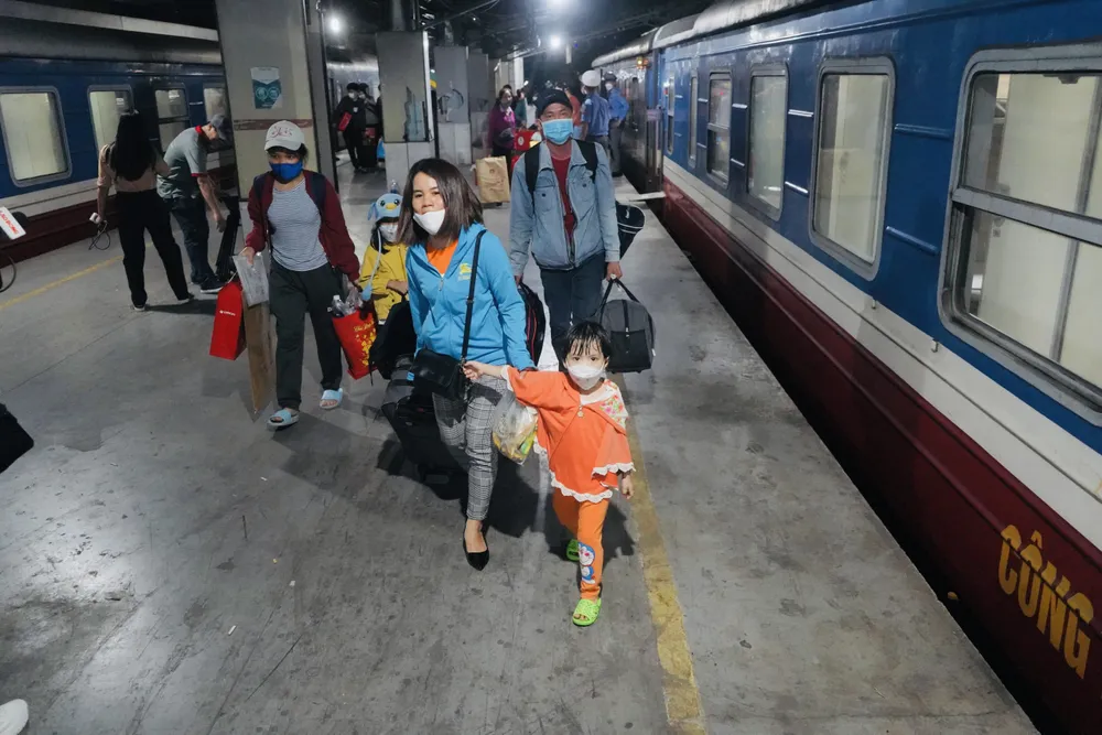 Các công nhân không thể giấu được niềm hạnh phúc khi chuẩn bị lên tàu về quê đón Tết. Ảnh: HUỲNH THƠ