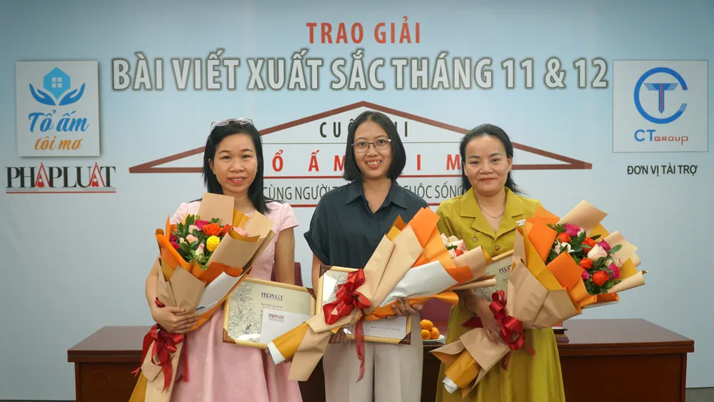 3 tác giả nhận bài viết xuất sắc của tháng 11 và 12. Ảnh: HUỲNH THƠ