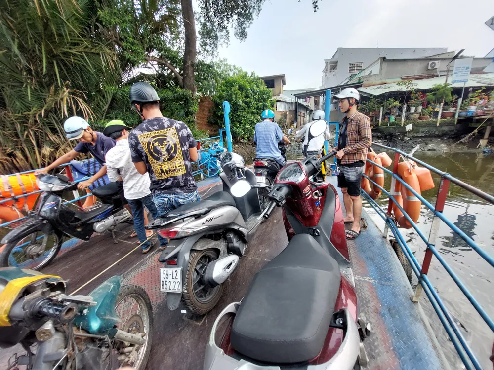 Hình ảnh trên một chuyến đò tại bờ sông Đồng Nai. Ảnh: HUỲNH THƠ