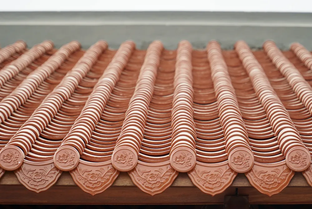 Phần mái được lợp bằng ngói âm dương tráng men mang kiến trúc đình làng truyền thống của vùng Nam Bộ. Ảnh: BẢO PHƯƠNG