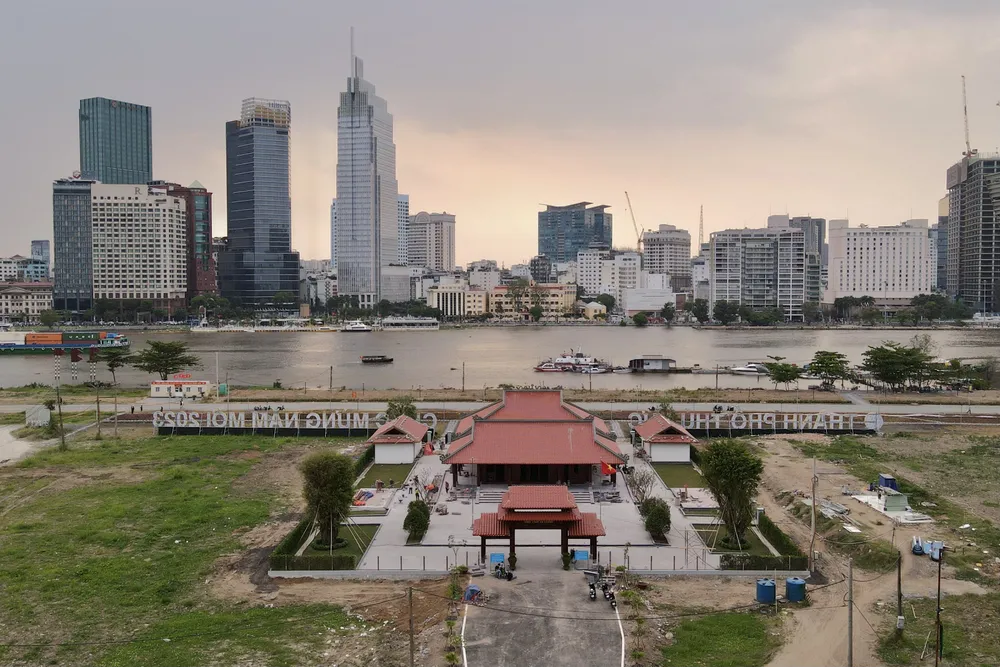 Đình Thần An Khánh được xem là biểu tượng của vùng đất Thủ Thiêm, được khai lập trong khoảng thời gian từ năm 1679 đến năm 1725. Đình có diện tích 745,23m2, là công trình cấp III, kết cấu tường gạch, lợp tôn, trong khuôn viên đình có mộ vị tướng họ Trần. Năm 2011, đình An Khánh và các công trình liên quan đã có quyết định di dời để thực hiện dự án khu đô thị mới Thủ Thiêm. Ảnh: BẢO PHƯƠNG