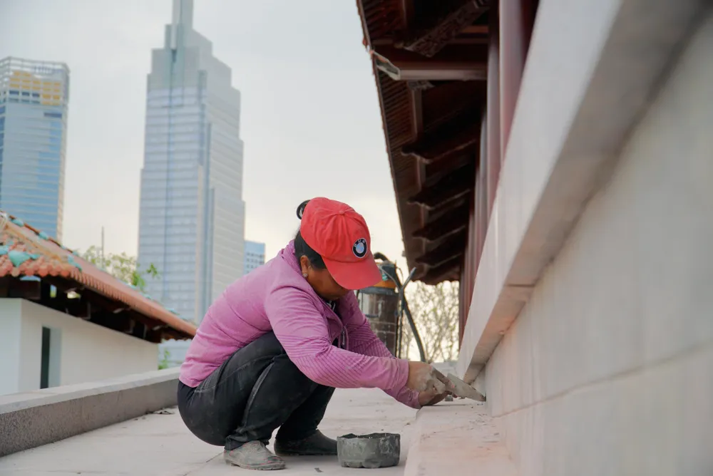 Công nhân đang tất bật thi công những hạng mục cuối. Ảnh: BẢO PHƯƠNG