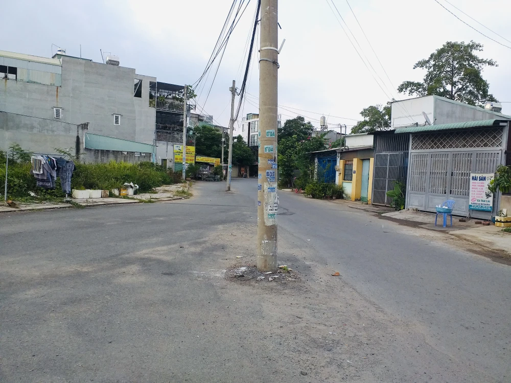 Hai trụ điện đứng giữa đường số 8, phường Trường Thạnh, TP Thủ Đức, TP.HCM. Ảnh: THẠCH BÍCH NGỌC