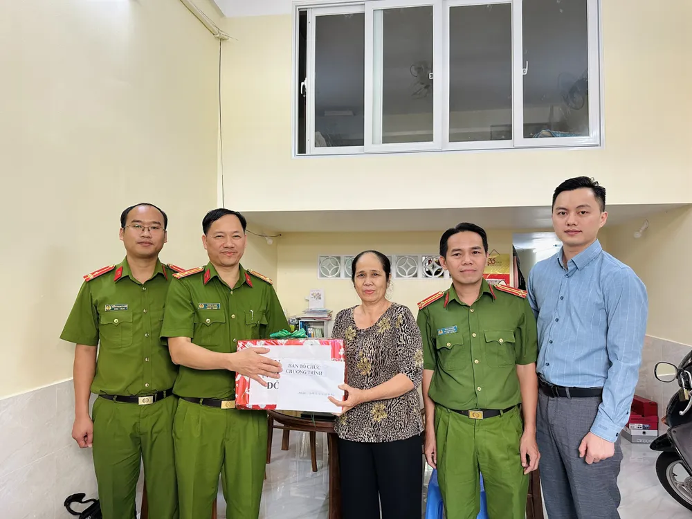 Đoàn công tác thăm hỏi gia đình Đại tá Lý Đại Bàng, Anh hùng Lực lượng vũ trang nhân dân, nguyên Trưởng phòng CSĐTTP về ma túy Công an TP.HCM. Ảnh: HT