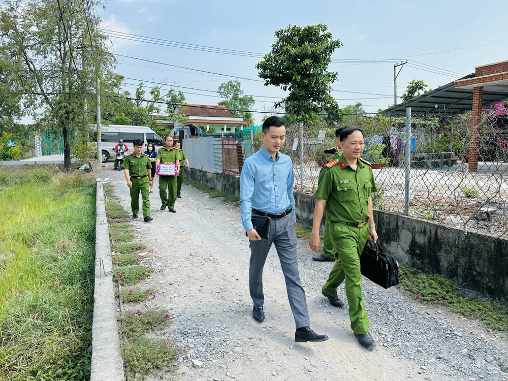 Các chiến sĩ công an đến thăm gia đình các anh hùng, liệt sĩ. Ảnh: HT