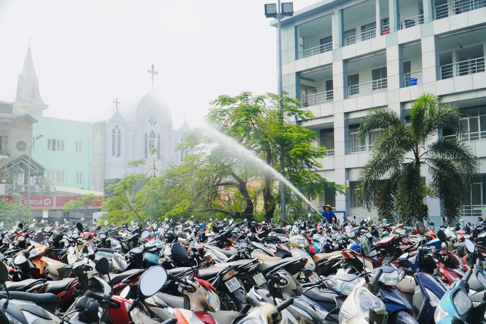 Ông Dương Tiến Đoàn, Trưởng phòng Dịch vụ, trường Đại học Công nghiệp TP. HCM chia sẻ: &quot;Hiện nay, trường lắp đặt hệ thống bệ đỡ, dùng vòi xịt công suất lớn từ hệ thống PCCC nên đã rút ngắn thời gian và hạn chế nhân lực. Hoạt động này cũng nhận được sự đồng tình từ sinh viên. Ảnh: HT
