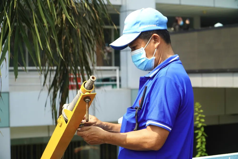 Nhân viên trường tiến hành kiểm tra hệ thống trước khi phun nước. Ảnh: HT