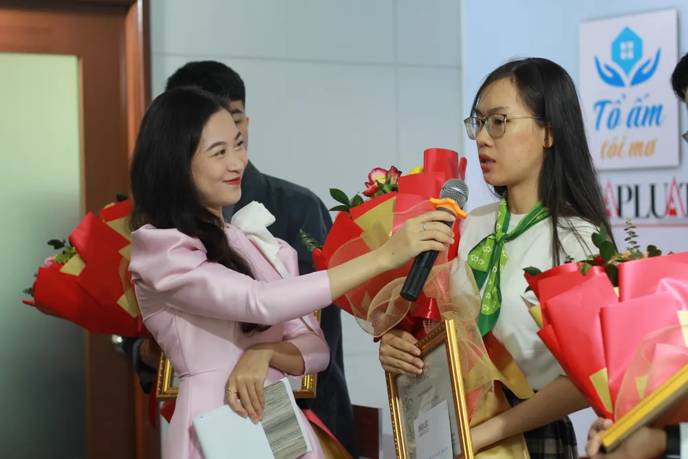 Chị Nguyễn Hồ Hạnh Văn, cho biết rất bất ngờ khi trở thành chủ nhân của bài viết xuất của tháng, chị tâm sự: &quot;Cuộc thi là động lực giúp tôi có thể vẽ rõ nét bức tranh về tổ ấm của mình trong tương lai. May mắn được bước vào trong đã tiếp thêm động thực để tôi cố gắng hết mình và tiến xa hơn nữa&quot;. Ảnh: Nguyễn Tiến