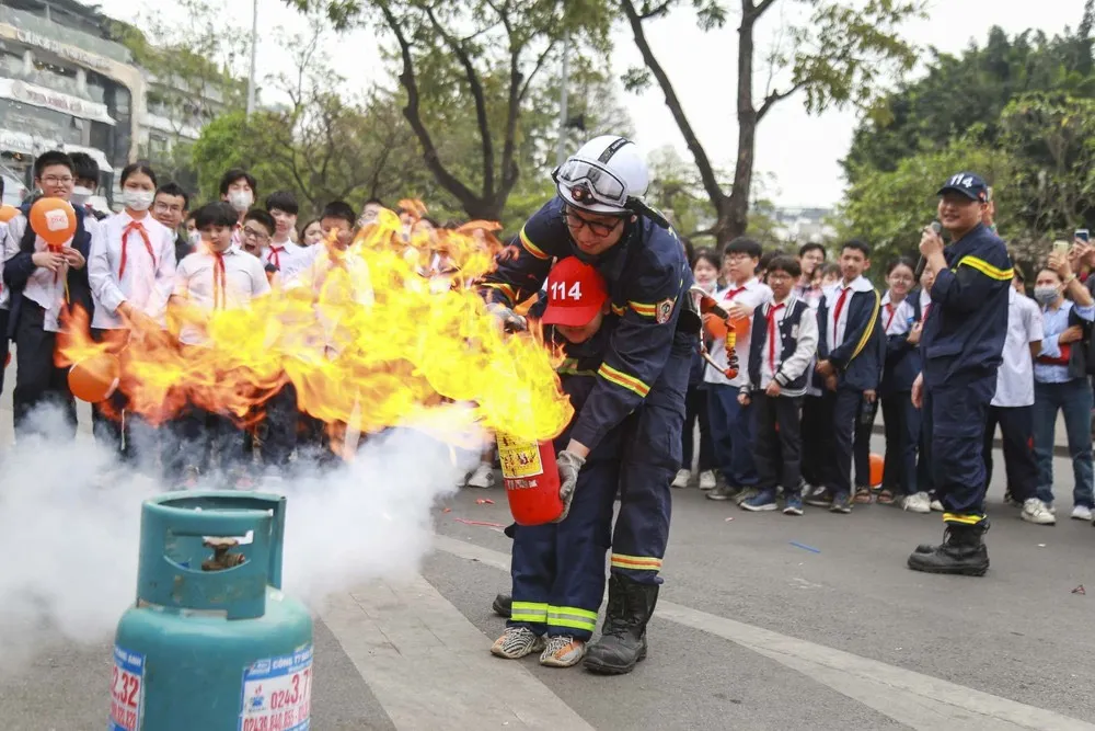 Các em học sinh đang được diễn tập phòng cháy chữa cháy. Ảnh: HUỲNH THƠ Các em học sinh đang được diễn tập phòng cháy chữa cháy. Ảnh: HUỲNH THƠ