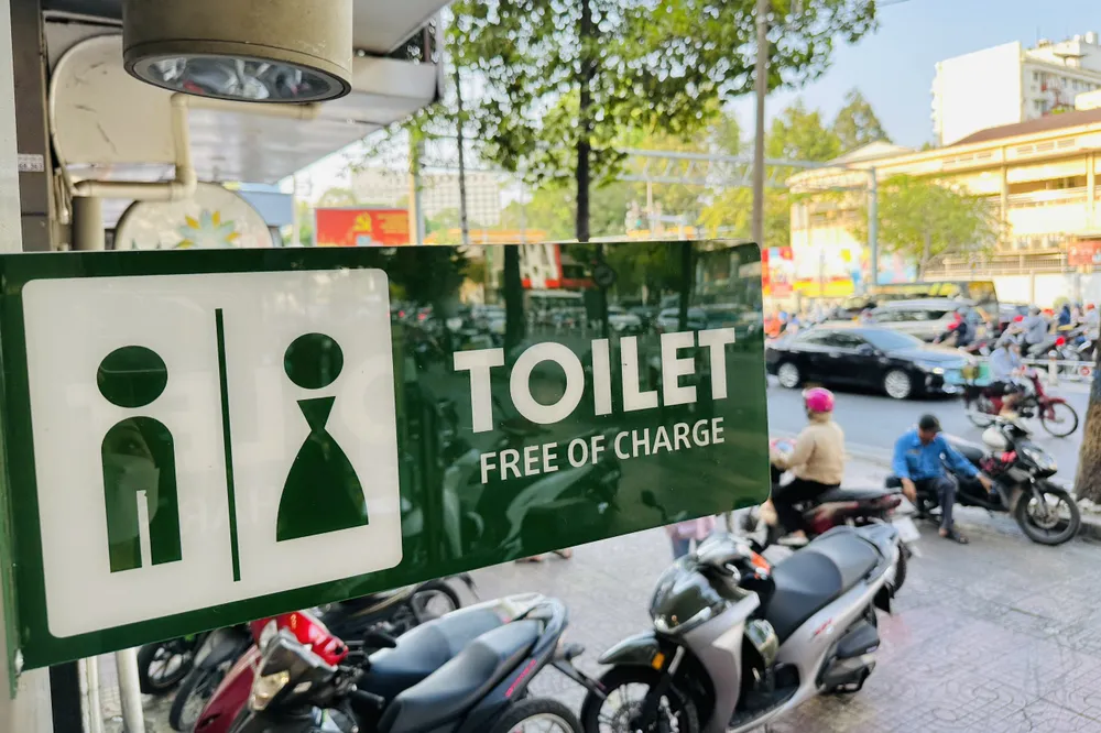 Chị Trần Thị Bảo Ngọc, quản lý cửa hàng cho biết, quán đã triển khai gắn bảng gần một tuần nay. Đây là công việc nằm trong quy trình, nhân viên hỗ trợ thêm một phần, nên ai cũng vui vẻ thực hiện. Ảnh: HUỲNH THƠ