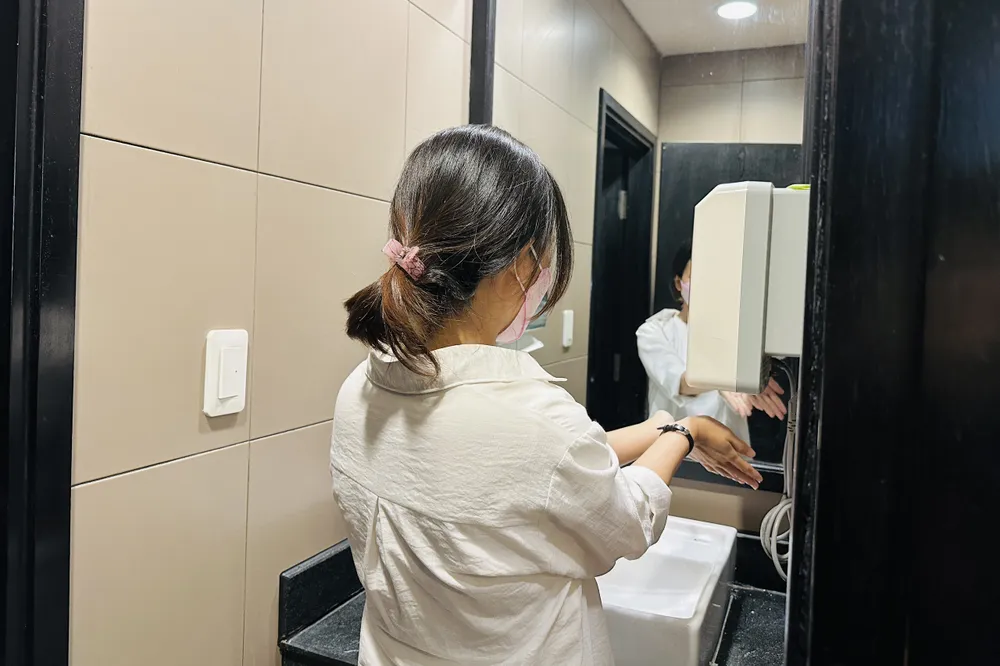 Chị Lê Thị Yến Nhi, ngụ quận 5 chia sẻ &quot;Đa phần nhà vệ sinh công cộng tại TP.HCM không được sạch sẽ như ở các cửa hàng. Việc cửa hàng hỗ trợ cho người dân giải quyết khâu khó nói như vậy tôi thấy rất tiện. Dù là nhà vệ sinh công cộng miễn phí nhưng tôi mong mọi người sử dụng đều phải có ý thức để không ảnh hưởng đến cửa hàng&quot;. Ảnh: HUỲNH THƠ