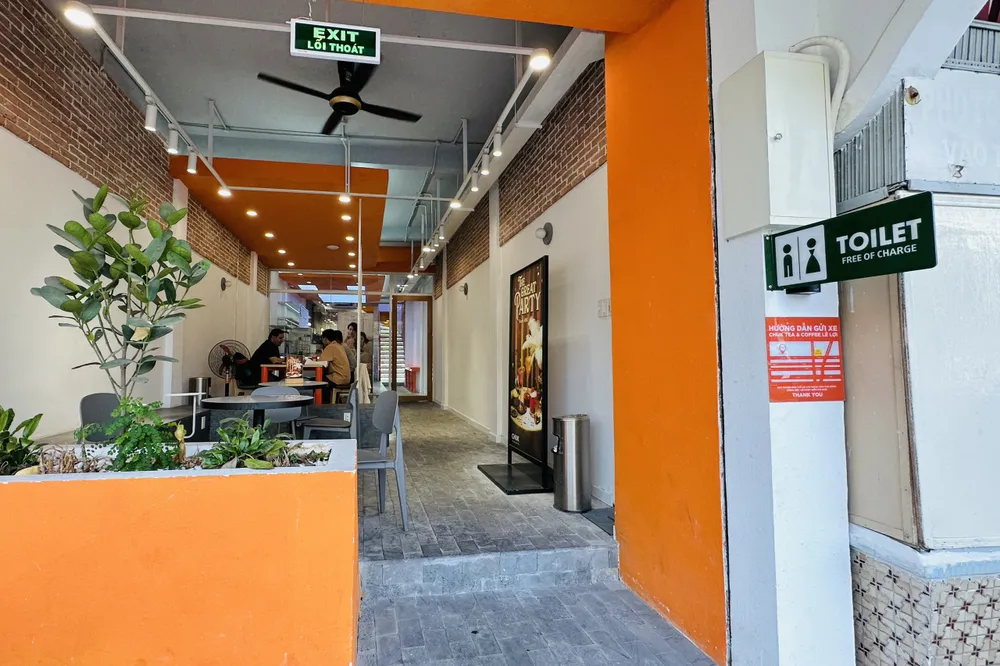 Trước tình trạng nhà vệ sinh khan hiếm, người dân phản ánh nhà vệ sinh ô nhiễm,... 100 điểm nhà hàng, quán cà phê, khách sạn tại quận 1 đã hỗ trợ nhà vệ sinh công cộng miễn phí cho người dân và du khách. Ảnh: HUỲNH THƠ