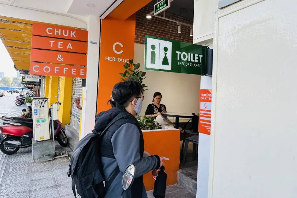 Bạn Hà Nhật Hào, sinh viên năm nhất của một trường đại học tại TP.HCM, cho biết việc các cửa hàng tạo điều kiện hỗ trợ nhà vệ sinh miễn phí là một ý tưởng hay. Trước đây, Hào cũng từng gặp khó trong lúc muốn đi vệ sinh nhưng không tìm được chỗ. Ảnh: HUỲNH THƠ