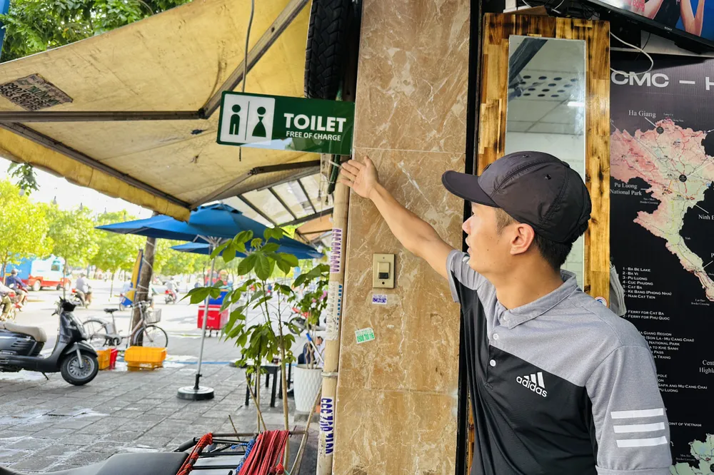 Anh Nguyễn Văn Thắng, quản lý cửa hàng cho thuê mô tô, cho biết anh đồng cảm với nỗi khổ của người dân khi không có chỗ đi vệ sinh nên khi cán bộ phường xuống vận động hỗ trợ nhà vệ sinh miễn phí thì anh đồng ý ngay. Ảnh: HUỲNH THƠ