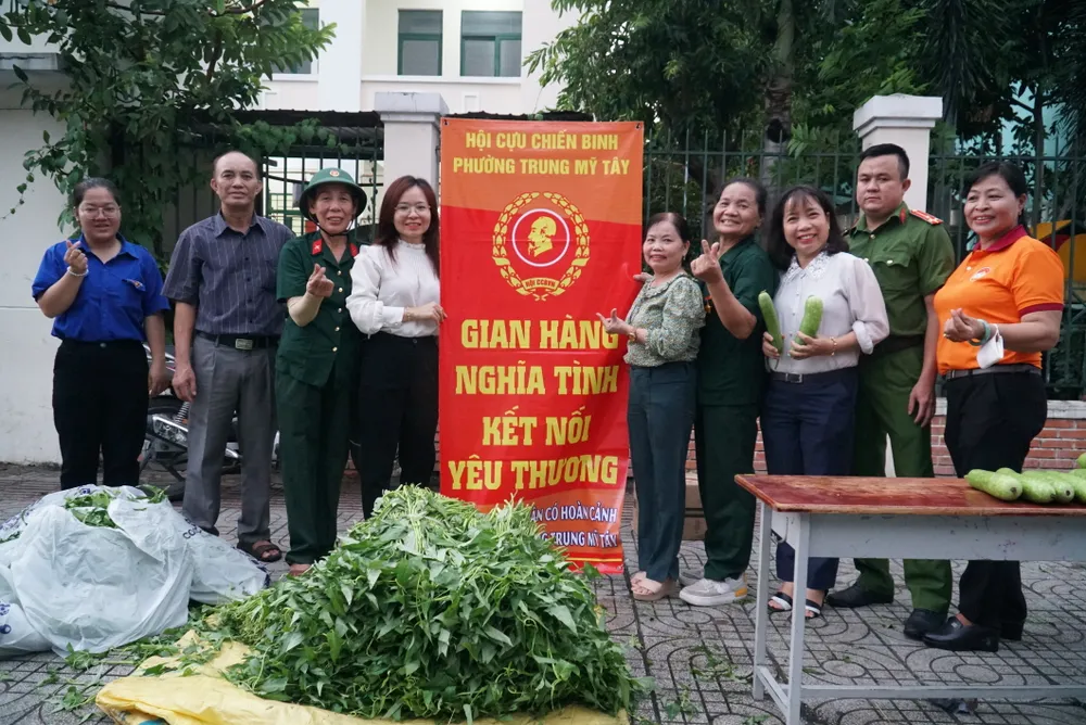 Phiên chợ còn là bước thực hiện tiếp theo cho mô hình an sinh xã hội chăm lo cho công nhân, người lao động khó khăn trên địa bàn phường.