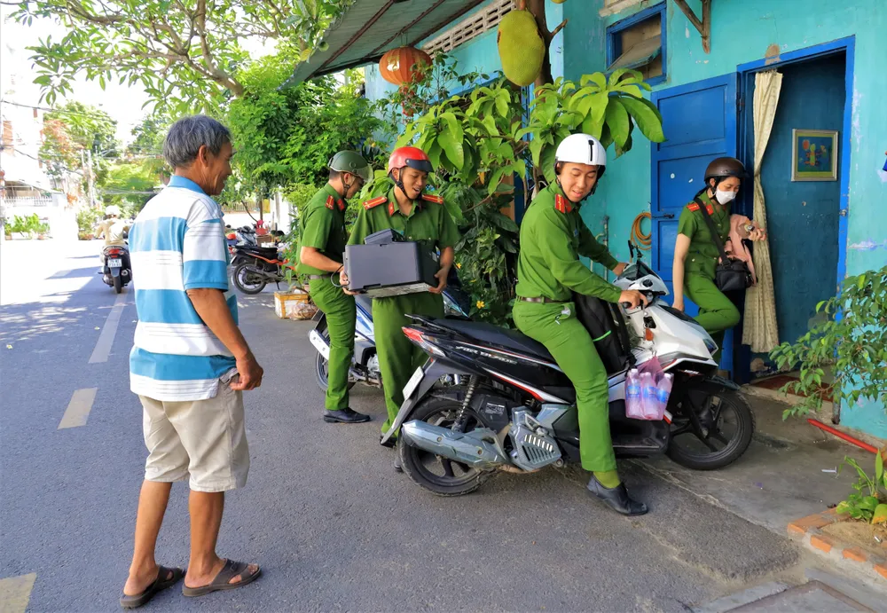 Công an phường Phước Hoà đến tận nhà cấp CCCD cho người dân. Ảnh: CÔNG THI