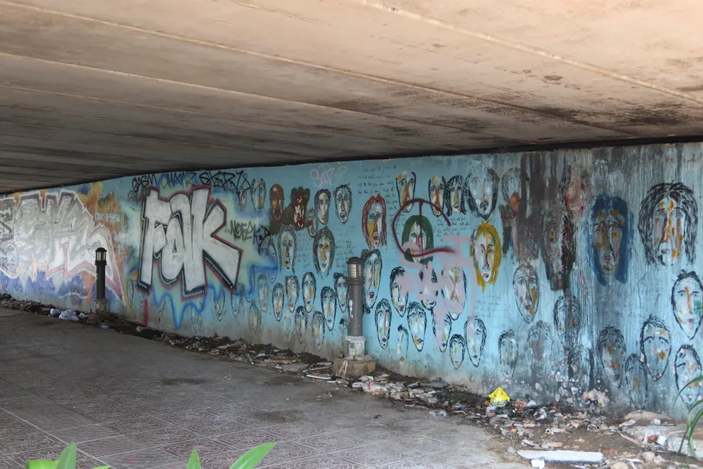 Ghi nhận rất nhiều thành cầu trên đường Hoàng Sa, Trường Sa bị vẽ bậy. Ảnh: TRẦN MINH