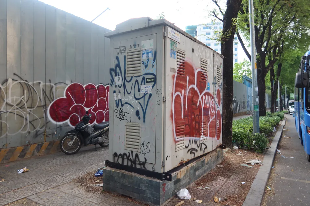 Bốt điện cũng là nơi chứa đầy những hình vẽ nguệch ngoạc, khó coi. Ảnh: TRẦN MINH