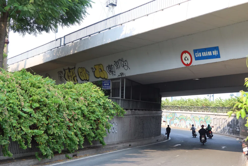 Chân cầu Khánh Hội (quận 1, TP.HCM) cũng dày đặc các hình vẽ. Ảnh: TRẦN MINH