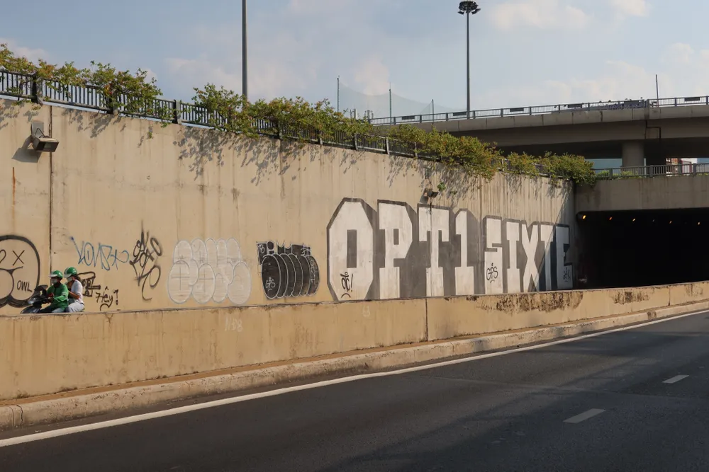 Hầm chui Nguyễn Hữu Cảnh xuất hiện những hình vẽ lớn ở vị trí khá cao. Ảnh: TRẦN MINH