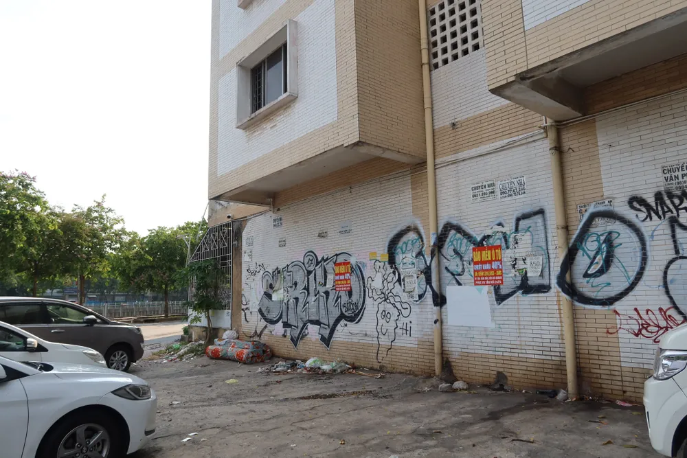Hình ảnh nhếch nhác của chung cư Miếu Nổi (quận Bình Thạnh, TP.HCM) vì những nét vẽ. Ảnh: TRẦN MINH