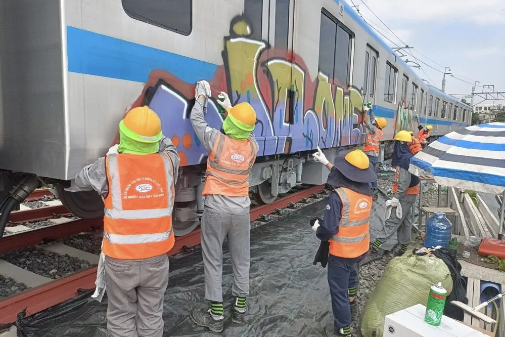 Mới đây vào ngày 30-4 vừa qua, đoàn tàu metro đậu tại depot Long Bình tiếp tục bị xịt sơn, vẽ bậy. Đây là lần thứ hai đoàn tàu metro này bị vẽ bậy, lần thứ nhất vào tháng 6-2022. Vụ việc hiện đã được Ban Giám đốc Công an TP.HCM chỉ đạo phối hợp với Công an TP Thủ Đức để điều tra, xử lý nghiêm hành vi vẽ bậy lên đoàn tàu Metro số 1. Ảnh: MAUR