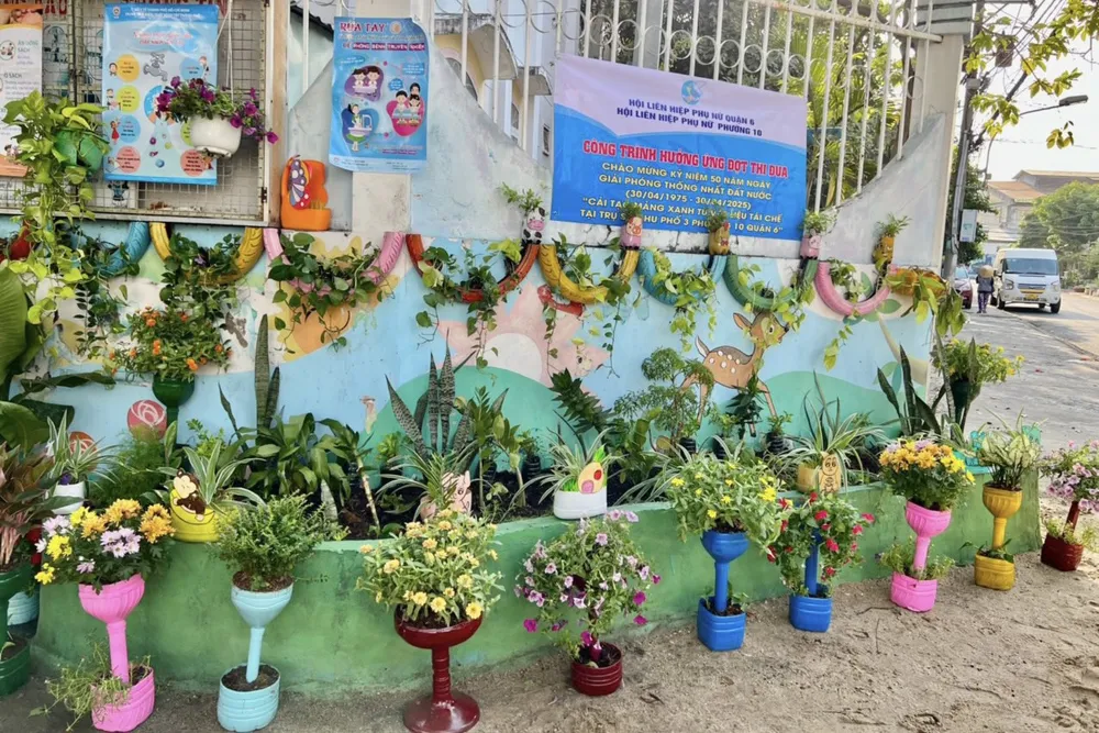 Mô hình “Cải tạo mảng xanh từ vật liệu tái chế tại khu dân cư và trường học” tại khu phố 3, phường 10, quận 6, TP.HCM. Ảnh: HUỲNH THƠ