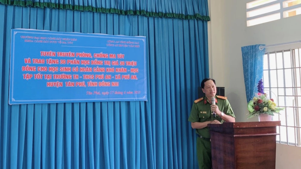 "Buổi tuyên truyền phòng, chống ma túy và trao học bổng không chỉ góp phần nâng cao nhận thức của thầy, cô giáo, các em học sinh về tác hại của ma túy mà còn thể hiện tình cảm giữa lực lượng công an nhân dân với quần chúng nhân dân...", đại diện Trường ĐH CSND phát biểu. Ảnh: CA