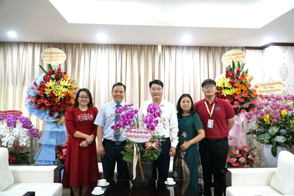 Bệnh viện Ung Bướu TP.HCM gửi hoa chúc mừng báo Pháp Luật TP.HCM dịp 21-6. Ảnh: NHẬT DIỄM