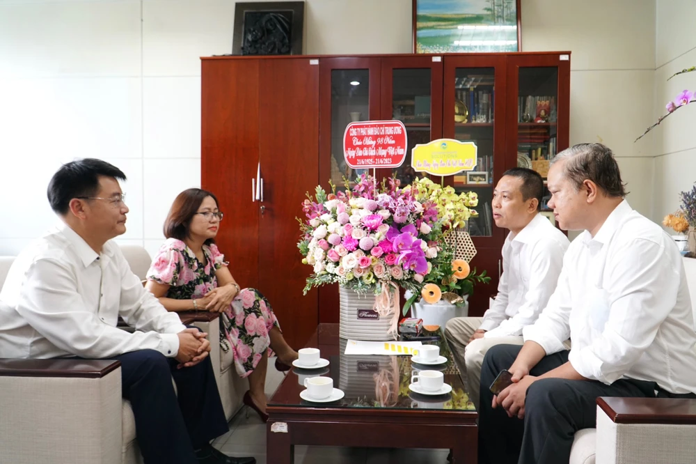 Công ty Phát hành báo chí Trung ương trò chuyện cùng ông Đinh Đức Thọ, Phó Tổng biên tập báo Pháp Luật TP.HCM. Ảnh: NHẬT DIỄM