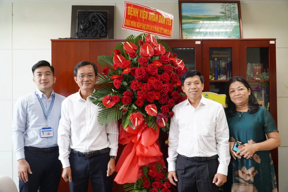 Bệnh viện Nhân dân 115 đến thăm và gửi lẵng hoa chúc mừng báo Pháp Luật TP.HCM. Ảnh: NHẬT DIỄM