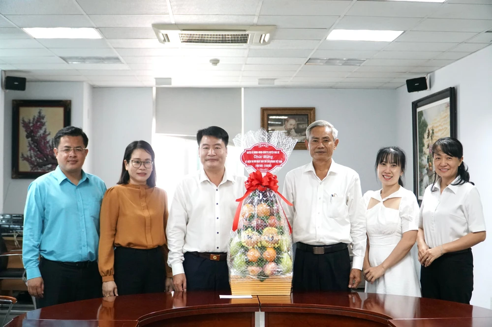 Huyện uỷ, HĐND, UBND, Ủy ban MTTQ huyện Nhà Bè chụp ảnh lưu niệm cùng lãnh đạo báo Pháp Luật TP.HCM. Ảnh: NHẬT DIỄM