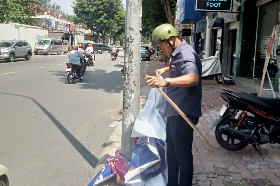 Sau phản ánh của báo Pháp Luật TP.HCM, UBND phường 12, quận 10 đã tiến hành tháo dỡ banner quảng cáo cá độ bóng đá tại tuyến đường Cao Thắng. Ảnh: UBND phường 12, quận 10