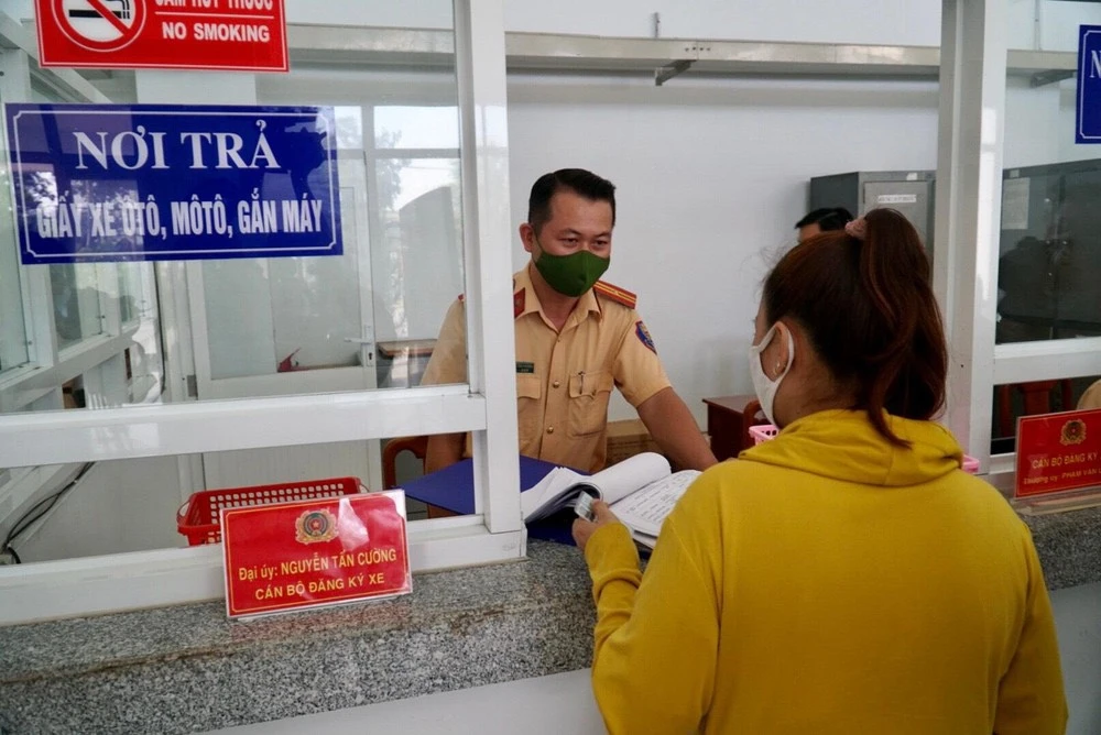 Trước khi thực hiện thủ tục đăng ký xe sang tên xe chủ xe phải thực hiện thủ tục thu hồi. Ảnh: BẢO PHƯƠNG Trước khi thực hiện thủ tục đăng ký xe sang tên xe chủ xe phải thực hiện thủ tục thu hồi. Ảnh: BẢO PHƯƠNG