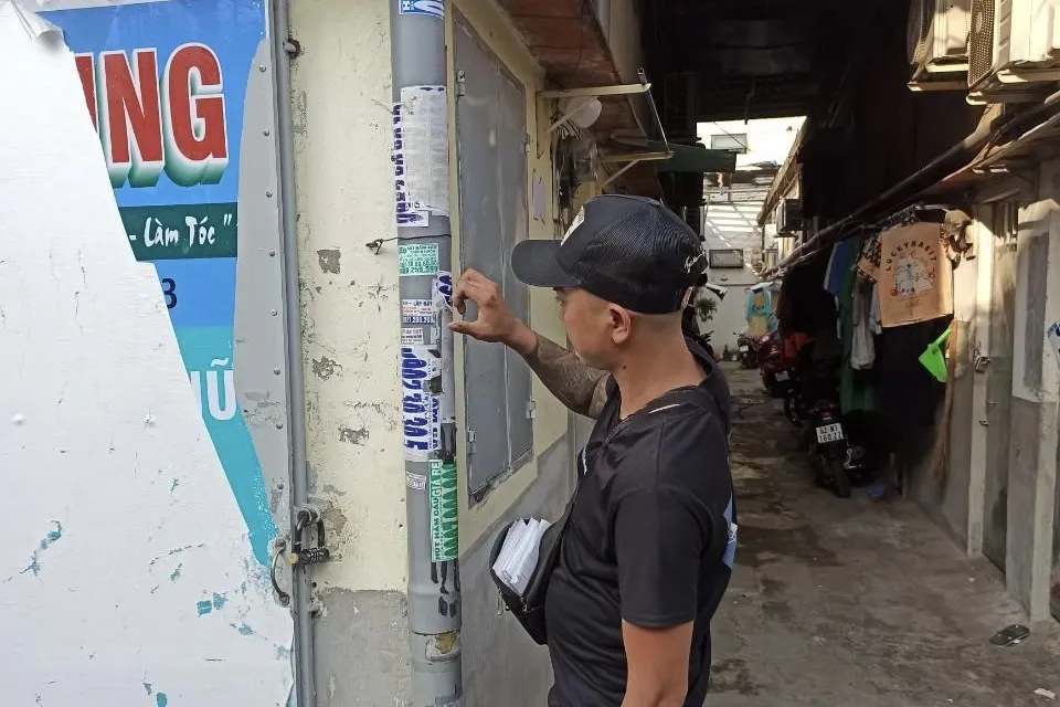 Hình ảnh đối tượng phải tự tay bóc gỡ những tờ quảng cáo mà mình đã dán trước đó. Ảnh: CACC