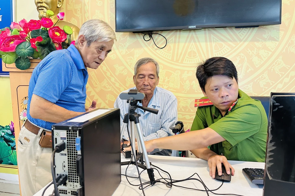 Thời gian cấp tài khoản định danh mức 2 lưu động tại KP 4, phường 11, quận 3 sẽ diễn ra từ ngày 20-7 đến 23-7. Ảnh: HUỲNH THƠ