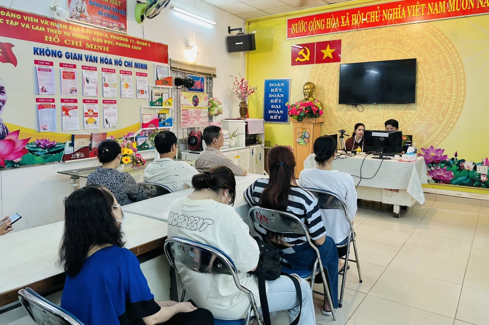 Ghi nhận chiều ngày 20-7, đông đảo người dân đến làm thủ tục. Ảnh: HUỲNH THƠ