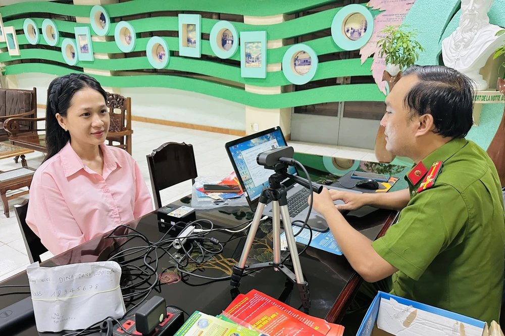 Chị Trần Thị Cẩm Giang cho biết với việc cấp tài khoản định lưu động giúp chị đỡ phải di chuyển xa và không phải mất nhiều thời gian. Ảnh: HUỲNH THƠ