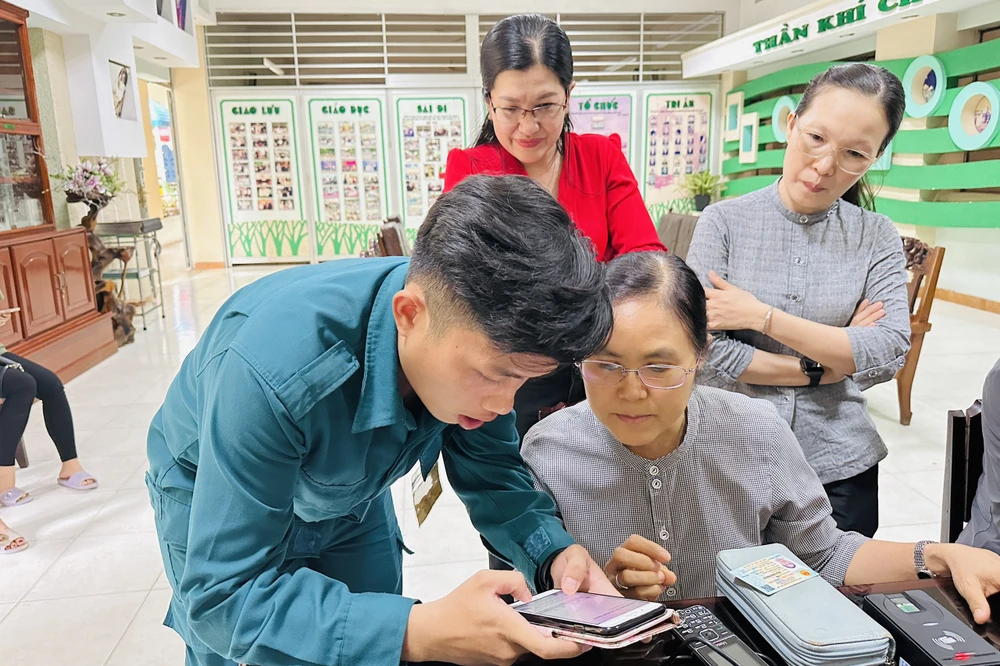 Khi đi thực hiện kích hoạt tài khoản định danh mức 2, người dân mang theo CCCD gắn chíp (bắt buộc); Bảo hiểm y tế; Bảo hiểm xã hội; Giấy phép lái xe; Giấy đăng ký xe để tích hợp vào tài khoản định danh điện tử. Ảnh: HUỲNH THƠ