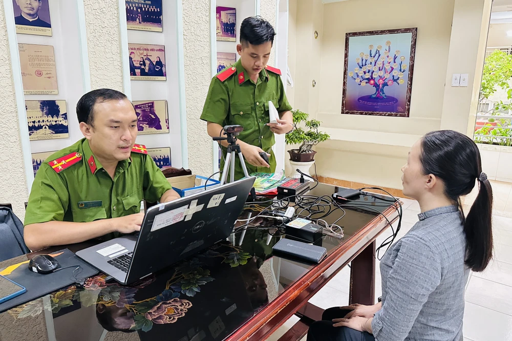 Chiều 20-7, UBND phường 12 và Công an phường 12, quận Tân Bình tổ chức cấp tài khoản định danh mức 2 cho các nữ tu và người dân tại Dòng mến thánh giá Tân Việt (phường 12, quận Tân Bình). Ảnh: HUỲNH THƠ