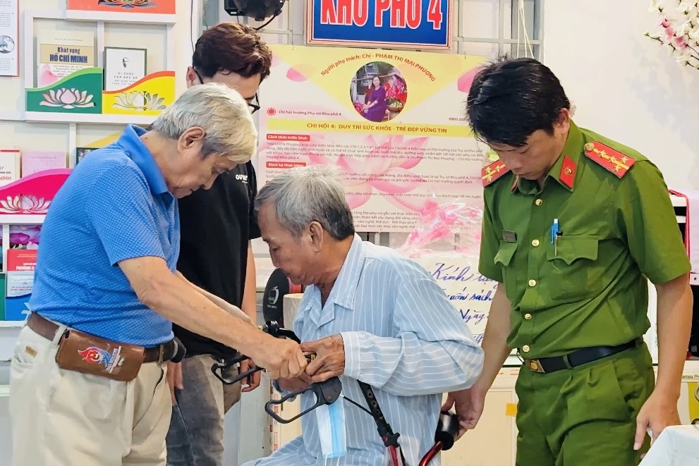 Việc cấp tài khoản định danh mức 2 lưu động cũng giúp cho những người già, đi lại khó khăn có thể làm thủ tục dễ dàng hơn. Ảnh: HUỲNH THƠ