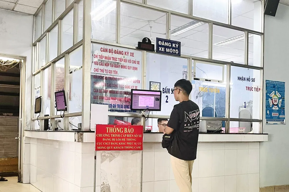 Bạn đọc Phạm Minh Tân (ngụ quận Gò Vấp, TP.HCM) bất lực ra về vì không thể bấm được biển số cho chiếc xe mới của mình. Ảnh: KHÁNH TOÀN