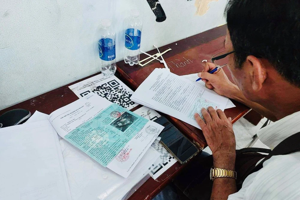 Do lỗi hệ thống máy tính, ông NTTV ngụ quận Gò Vấp, TP.HCM chưa thể vào hệ thống in mẫu giấy khai làm thủ tục đăng ký sang tên xe. Ảnh: KHÁNH TOÀN
