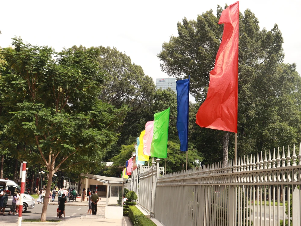 Cờ phướn đầy màu sắc tung bay trước cổng Dinh Độc Lập. Ảnh: HUỲNH THƠ